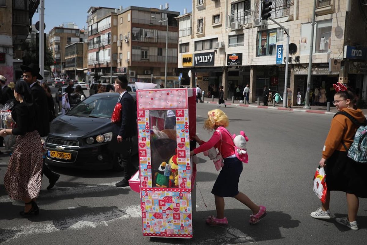 פספסתם פורים בבני ברק? כך זה היה נראה