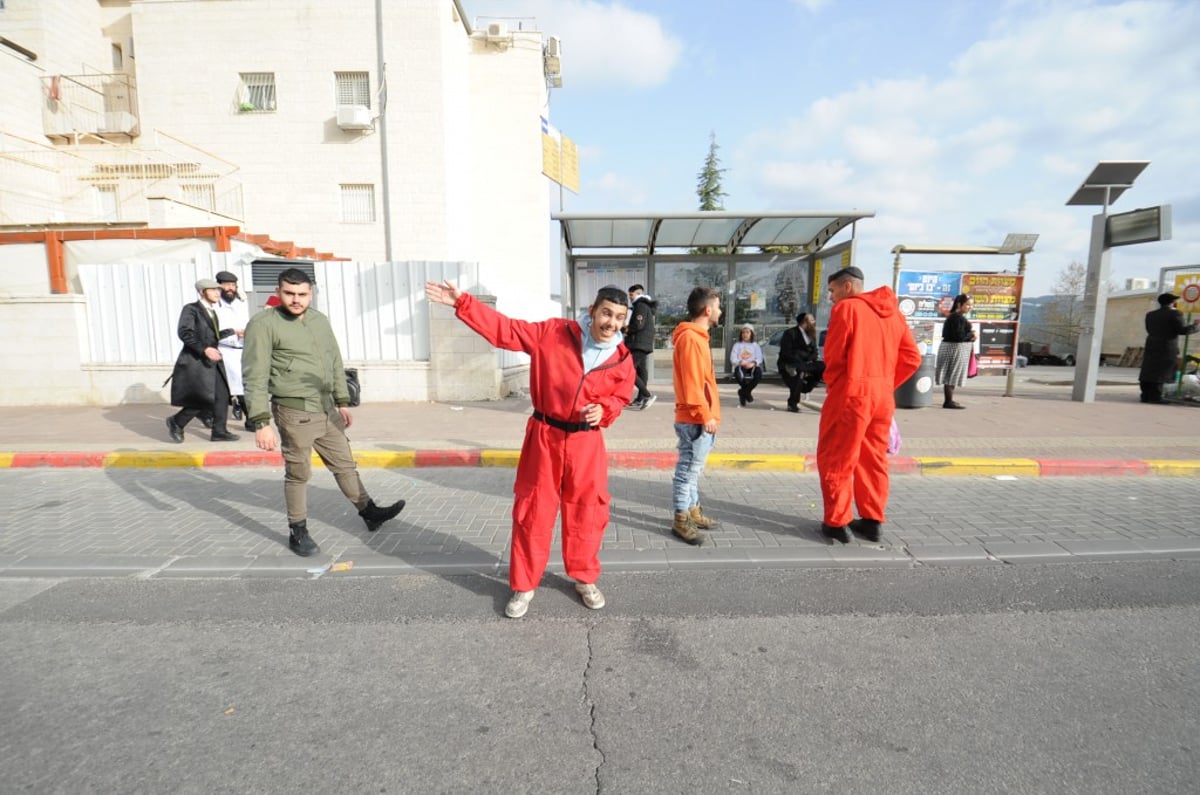 קריאת מגילה ומשתה היין: מראות חג הפורים בביתר עילית