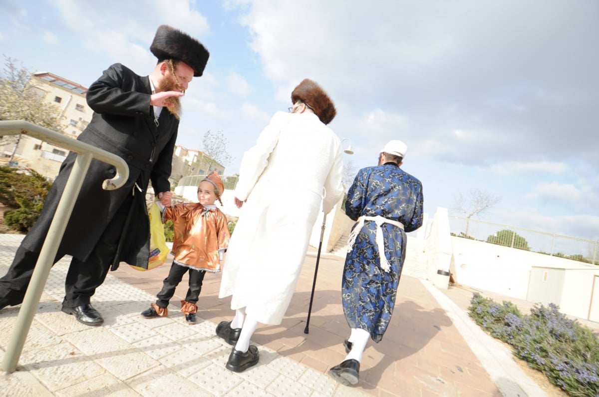 קריאת מגילה ומשתה היין: מראות חג הפורים בביתר עילית