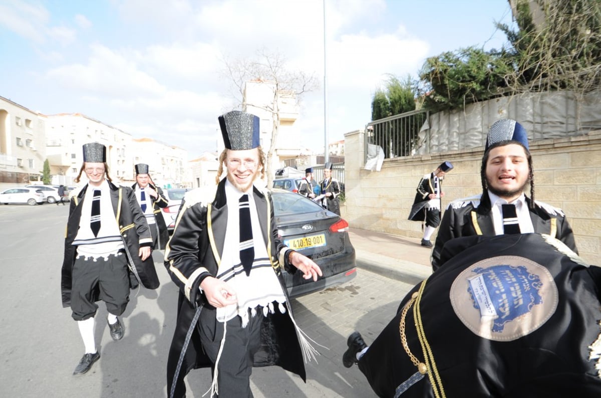 קריאת מגילה ומשתה היין: מראות חג הפורים בביתר עילית