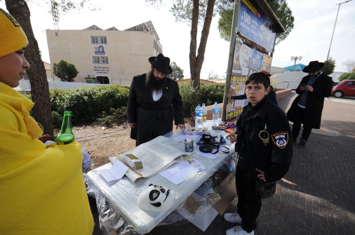 קריאת מגילה ומשתה היין: מראות חג הפורים בביתר עילית