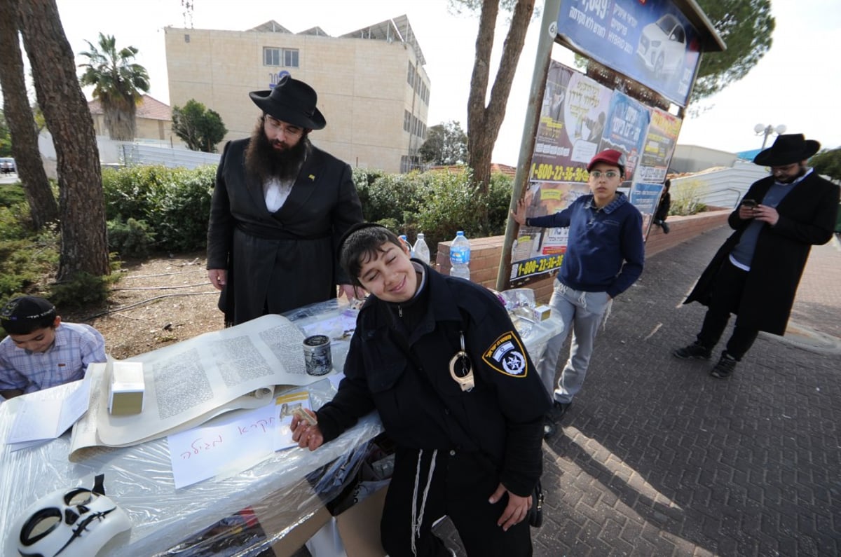 קריאת מגילה ומשתה היין: מראות חג הפורים בביתר עילית