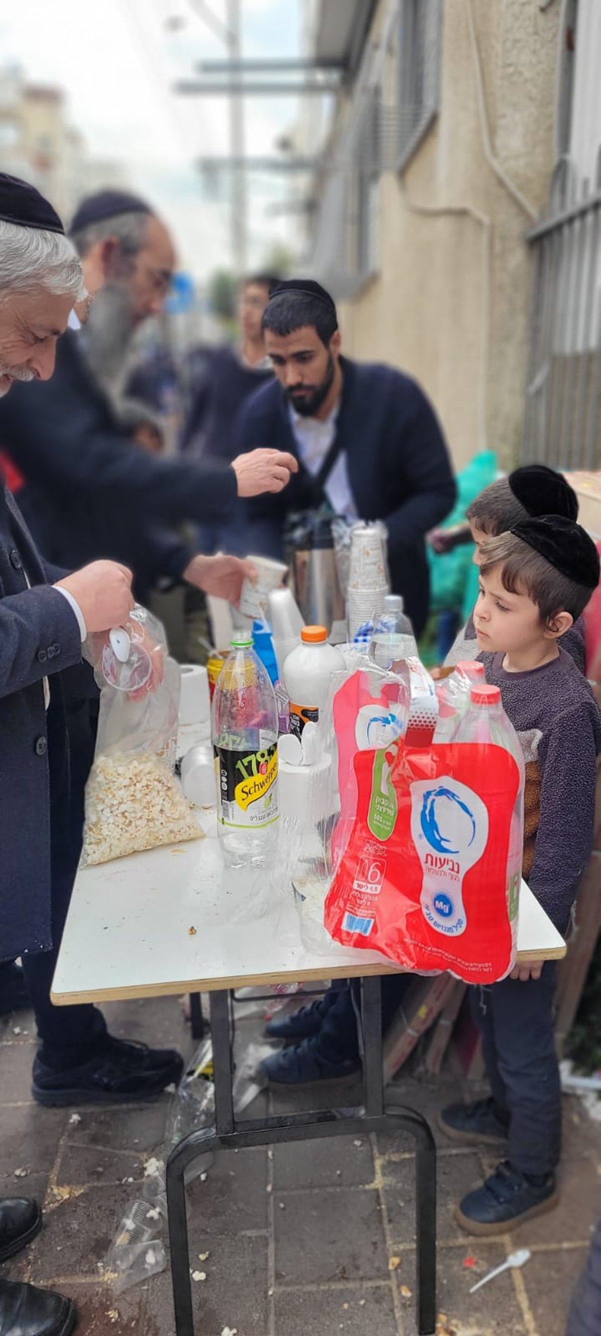 צפו בחסד ברחובות בני ברק במהלך הלוויה