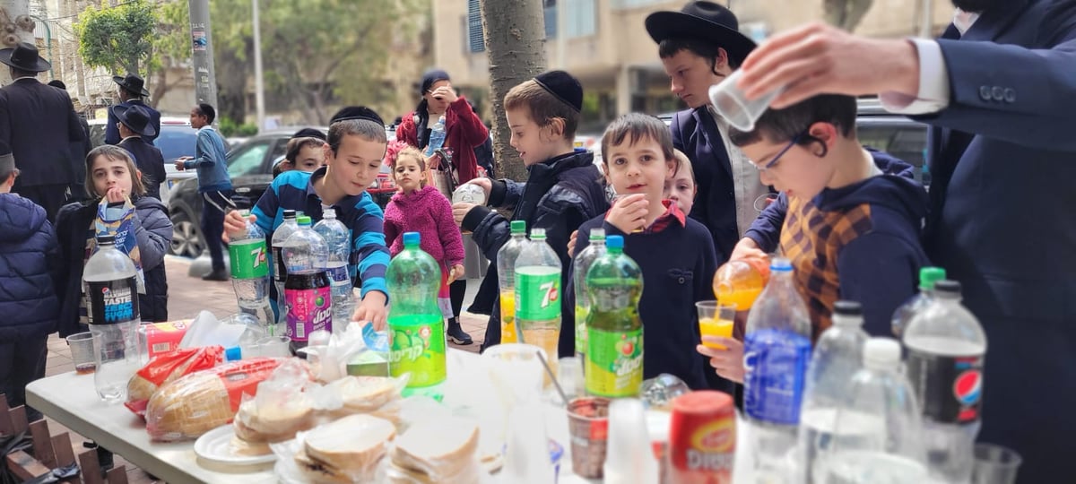 צפו בחסד ברחובות בני ברק במהלך הלוויה