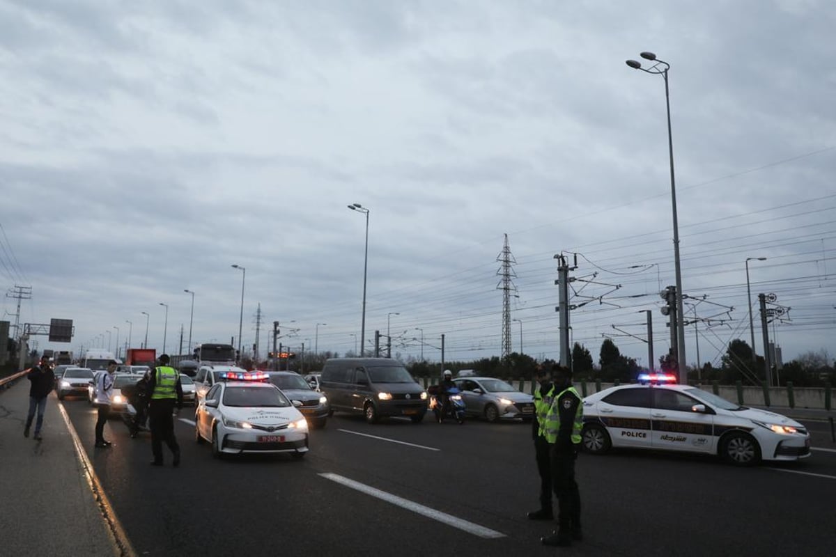 הכבישים חסומים; אלפים נוהרים ברגל • צפו