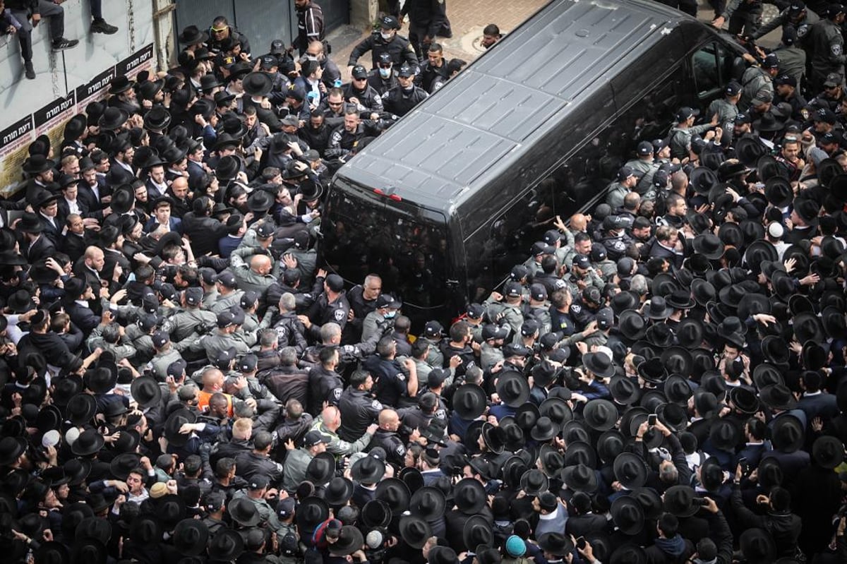 צלם 'כיכר' בתיעוד מסע הלווית מרן הגר"ח