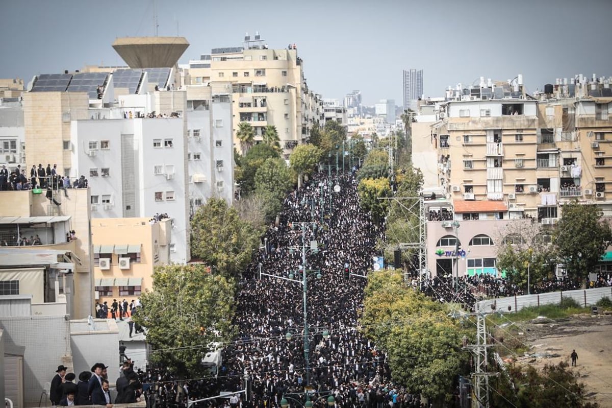 צלם 'כיכר' בתיעוד מסע הלווית מרן הגר"ח