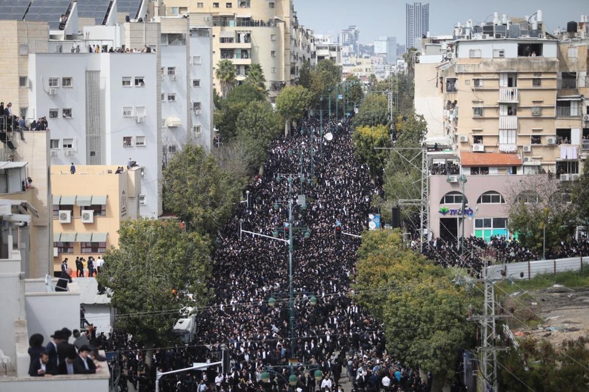 צלם 'כיכר' בתיעוד מסע הלווית מרן הגר"ח