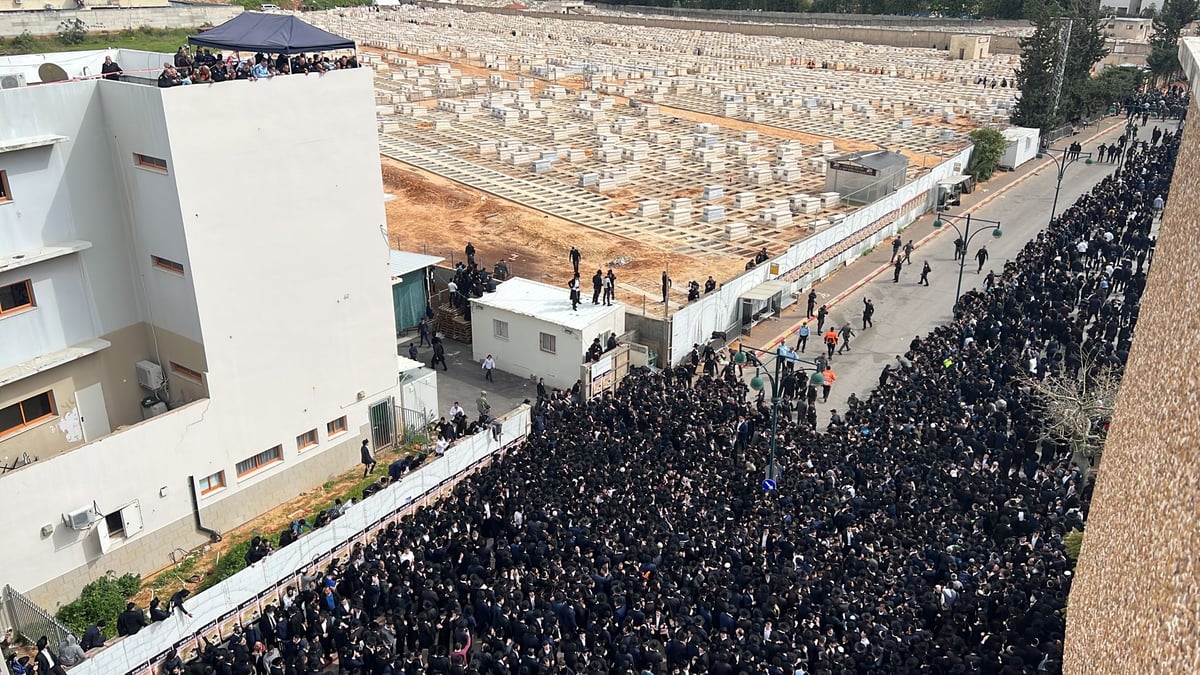 צלם 'כיכר' בתיעוד מסע הלווית מרן הגר"ח