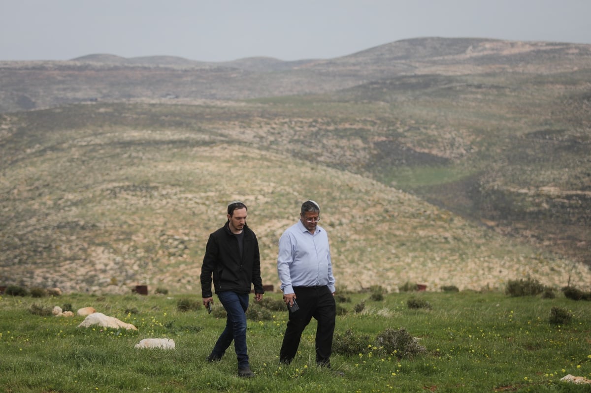 שני מאחזים פונו בבנימין, שישה נעצרו; צפו