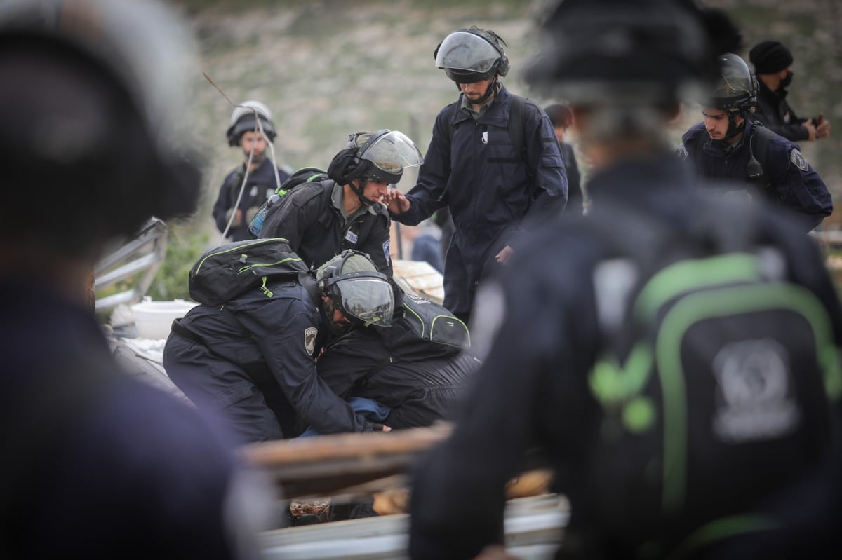 שני מאחזים פונו בבנימין, שישה נעצרו; צפו