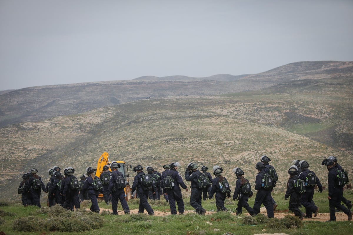 שני מאחזים פונו בבנימין, שישה נעצרו; צפו