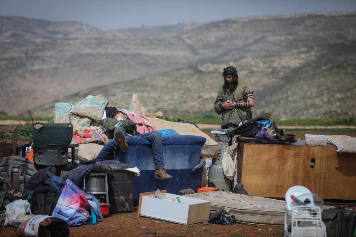 שני מאחזים פונו בבנימין, שישה נעצרו; צפו