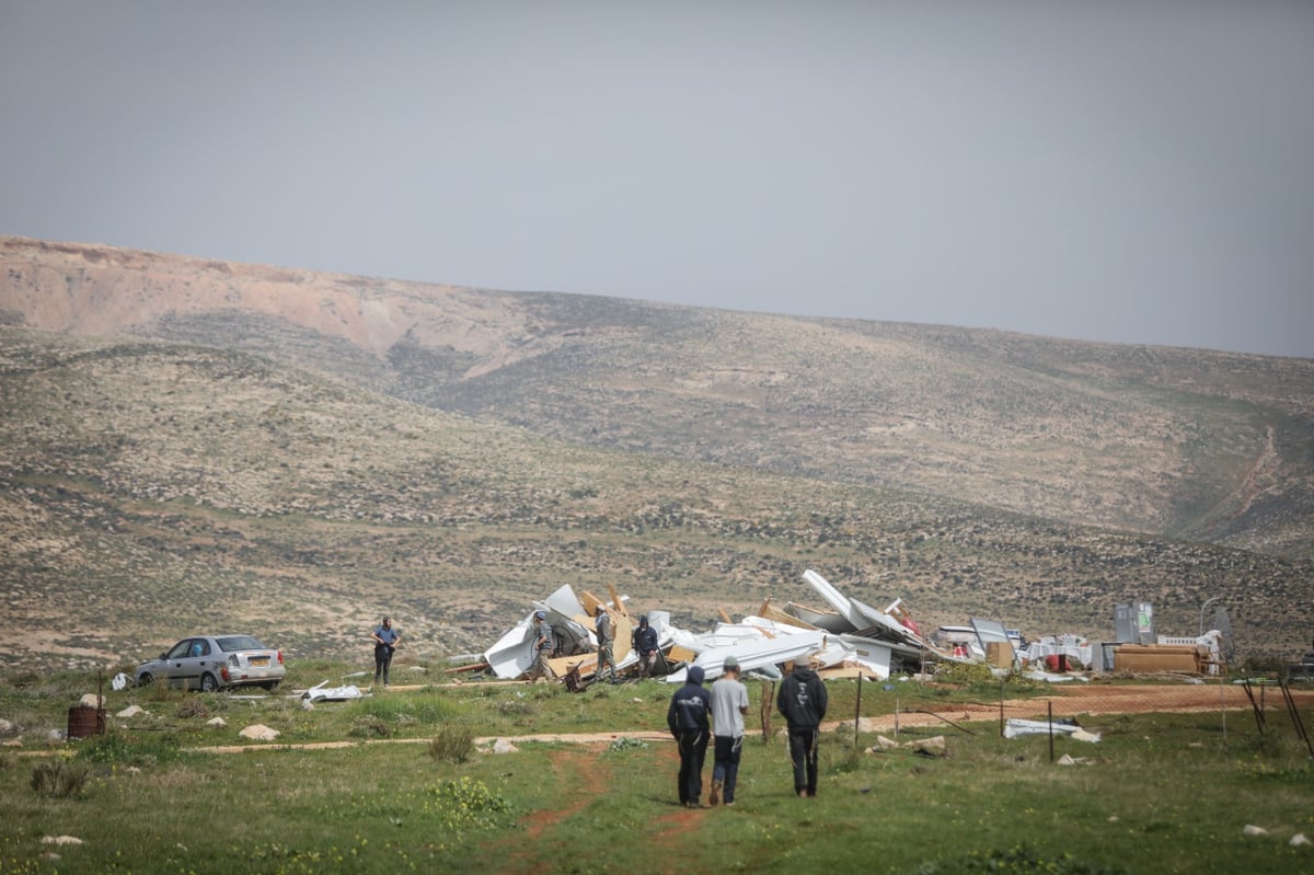 שני מאחזים פונו בבנימין, שישה נעצרו; צפו