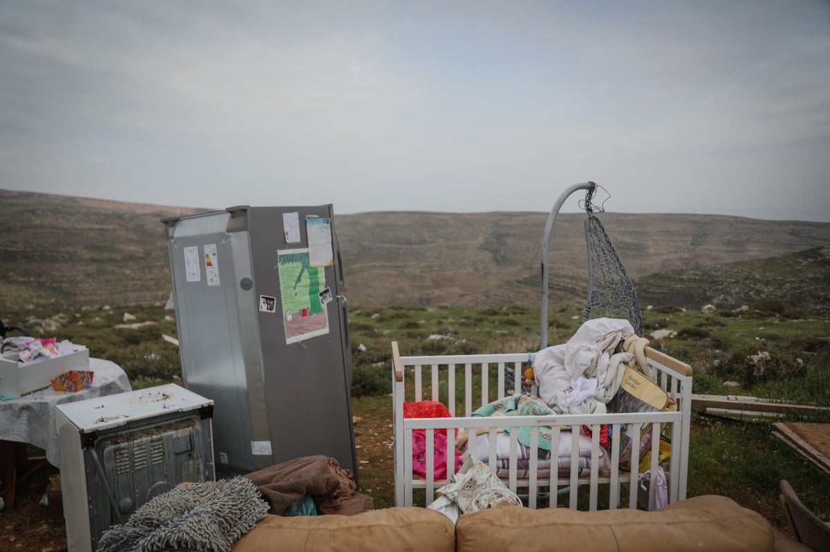 שני מאחזים פונו בבנימין, שישה נעצרו; צפו