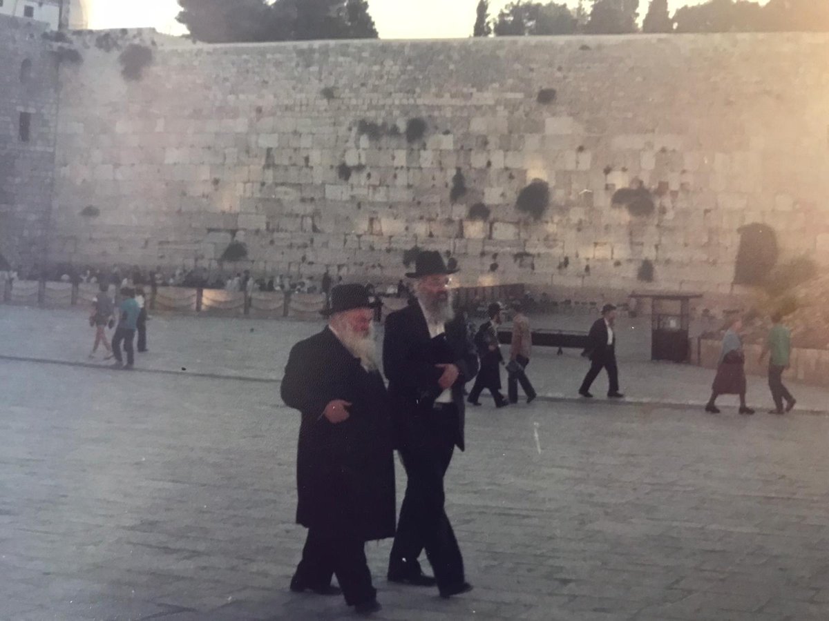 מרן שר התורה זצ"ל בכותל, באותה נסיעה