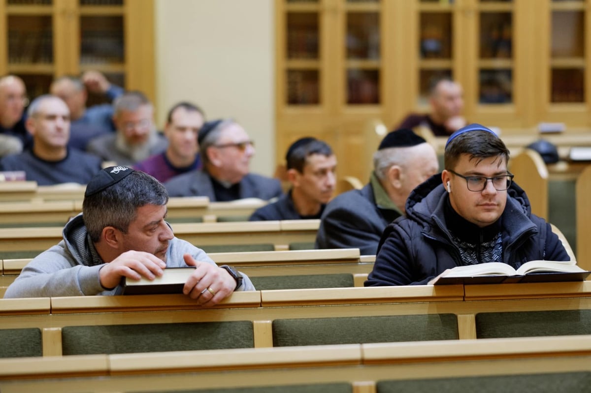 בעיר הולדתו של זלנסקי: חגיגת הכנסת ספר תורה מרגשת