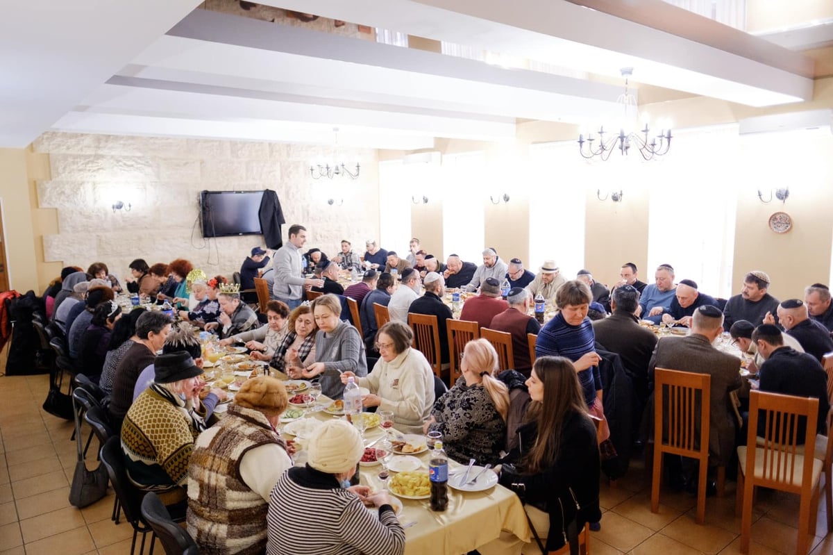 בעיר הולדתו של זלנסקי: חגיגת הכנסת ספר תורה מרגשת