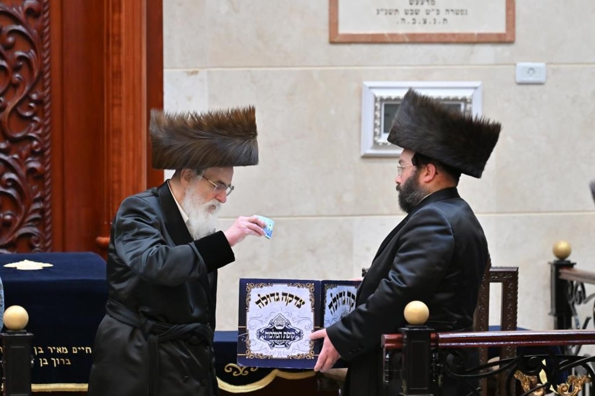 צפו: מראות חג הפורים בחצר חסידות ויז'ניץ