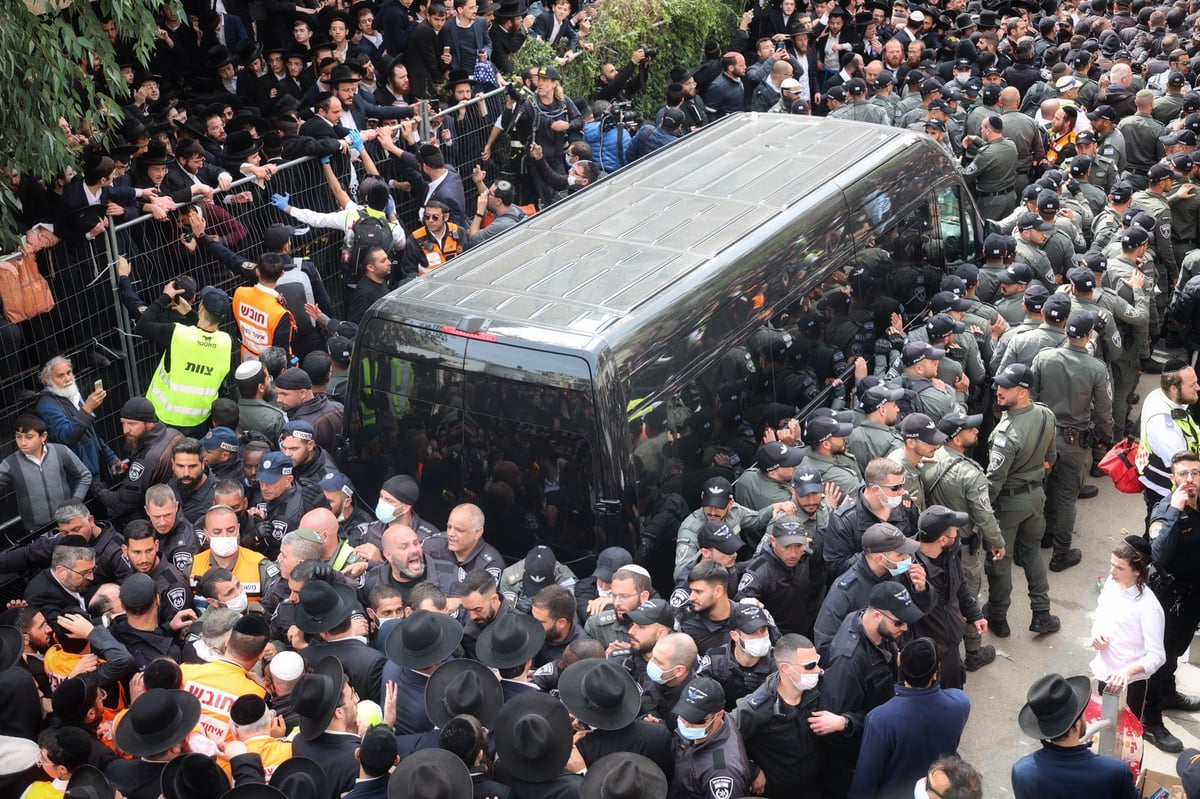 הגר"י זילברשטיין הודה לשוטרים מההלוויה