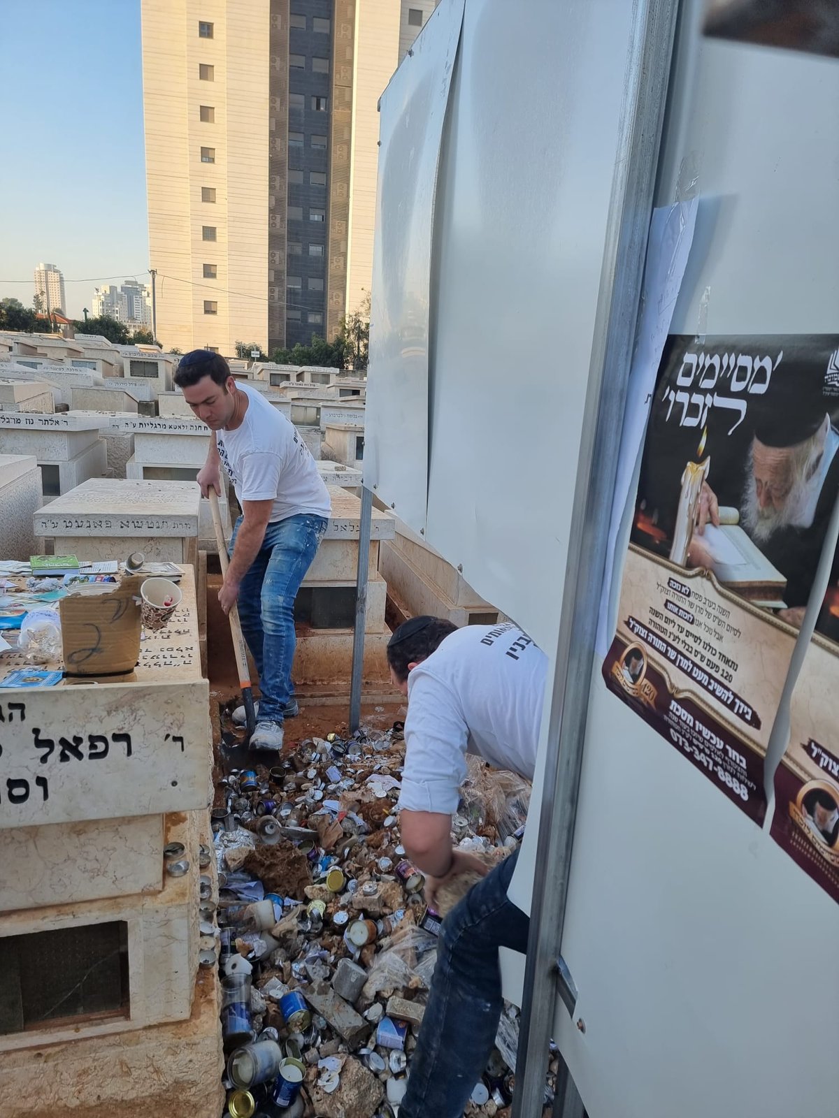 במלאות ה'שבעה': בטון על קברו של מרן רבי חיים קנייבסקי זצ"ל