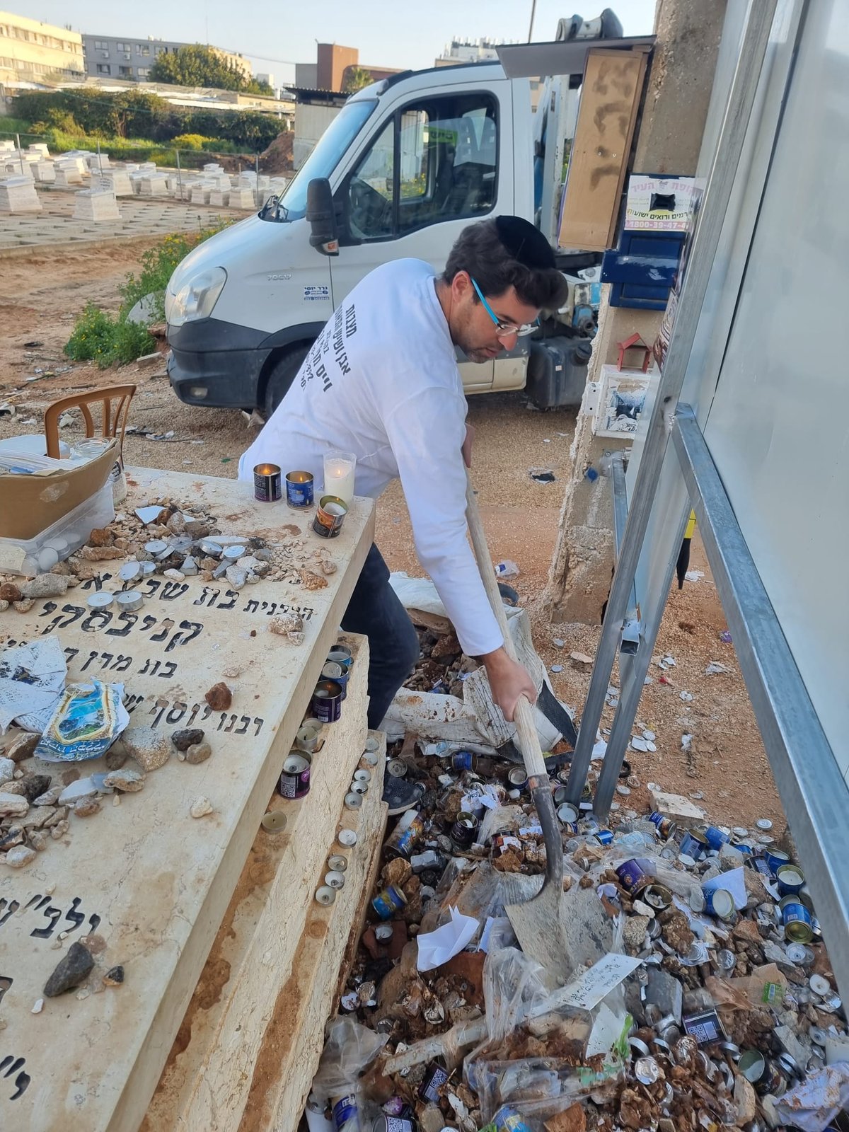 במלאות ה'שבעה': בטון על קברו של מרן רבי חיים קנייבסקי זצ"ל