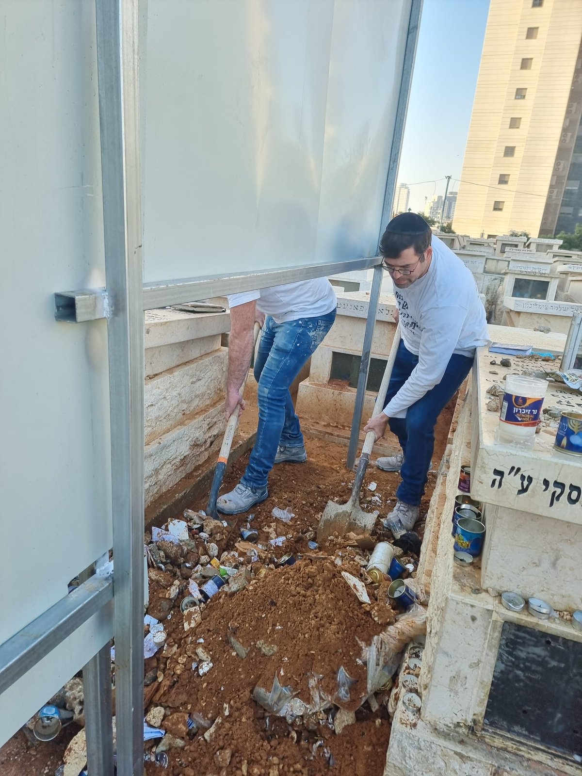 במלאות ה'שבעה': בטון על קברו של מרן רבי חיים קנייבסקי זצ"ל