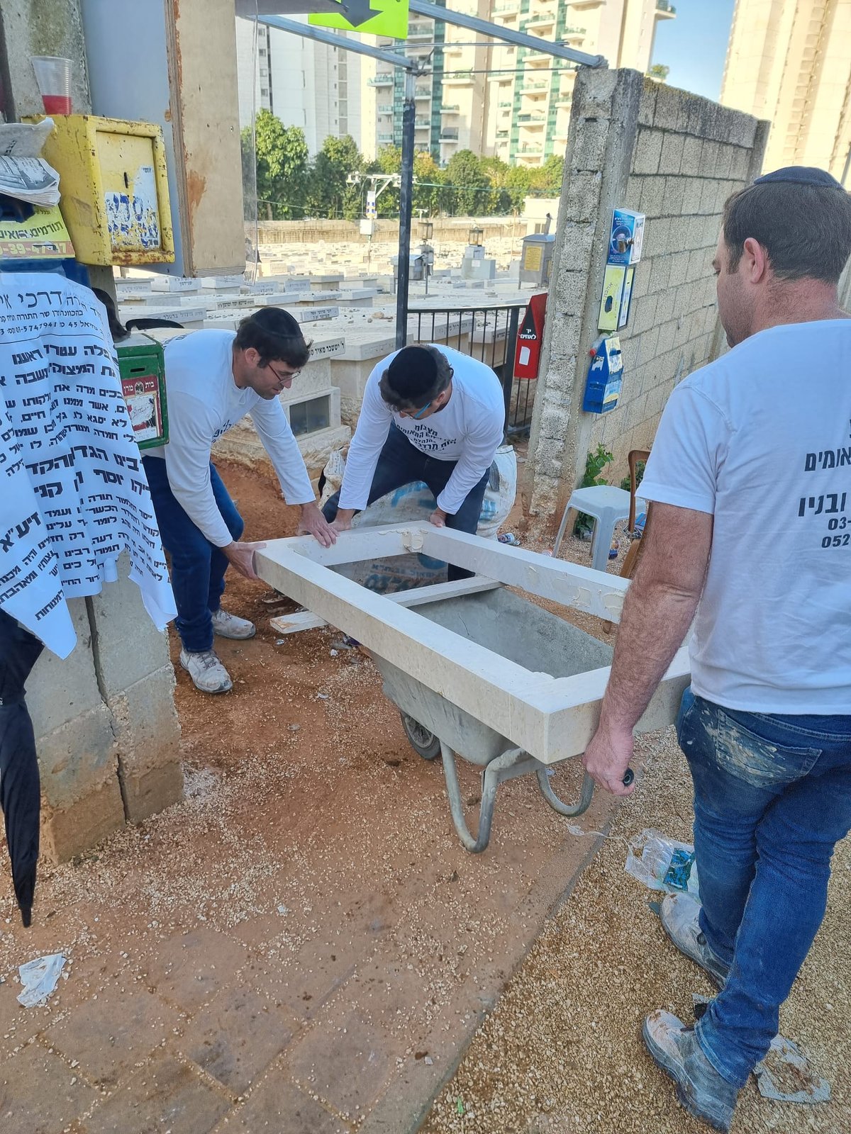 במלאות ה'שבעה': בטון על קברו של מרן רבי חיים קנייבסקי זצ"ל