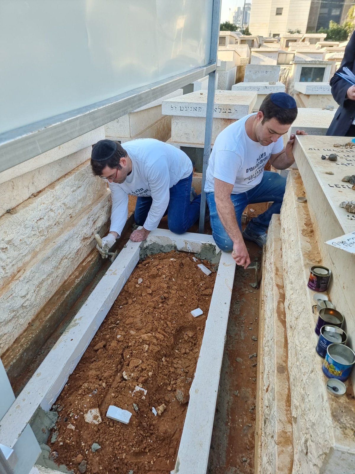 במלאות ה'שבעה': בטון על קברו של מרן רבי חיים קנייבסקי זצ"ל