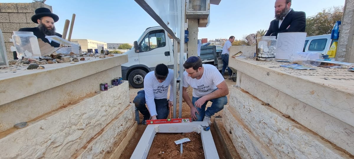 במלאות ה'שבעה': בטון על קברו של מרן רבי חיים קנייבסקי זצ"ל