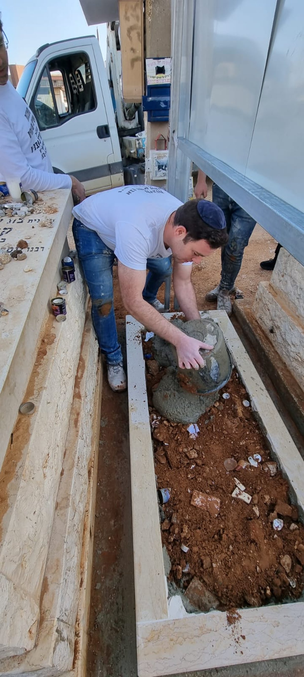 במלאות ה'שבעה': בטון על קברו של מרן רבי חיים קנייבסקי זצ"ל