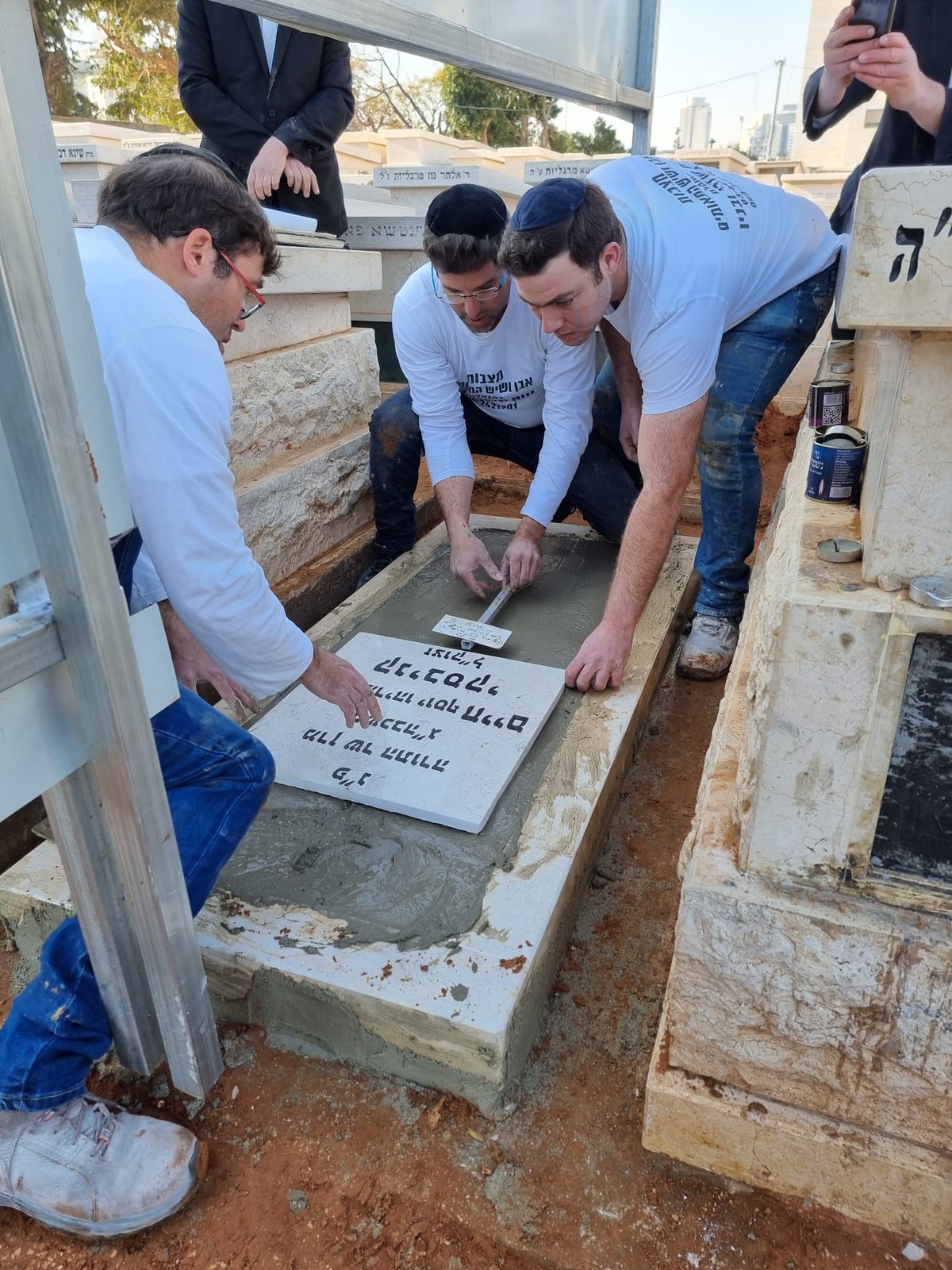 במלאות ה'שבעה': בטון על קברו של מרן רבי חיים קנייבסקי זצ"ל