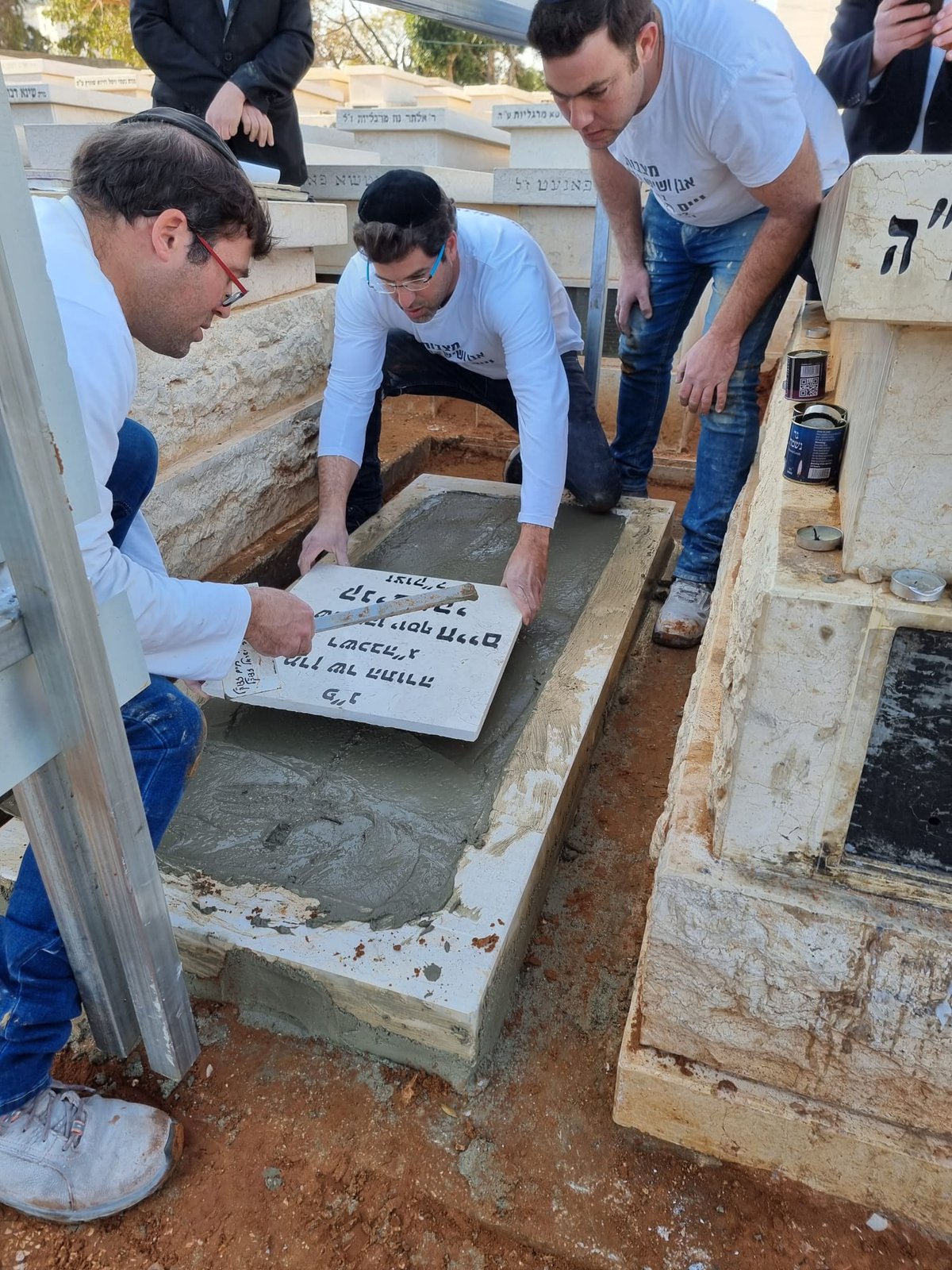 במלאות ה'שבעה': בטון על קברו של מרן רבי חיים קנייבסקי זצ"ל