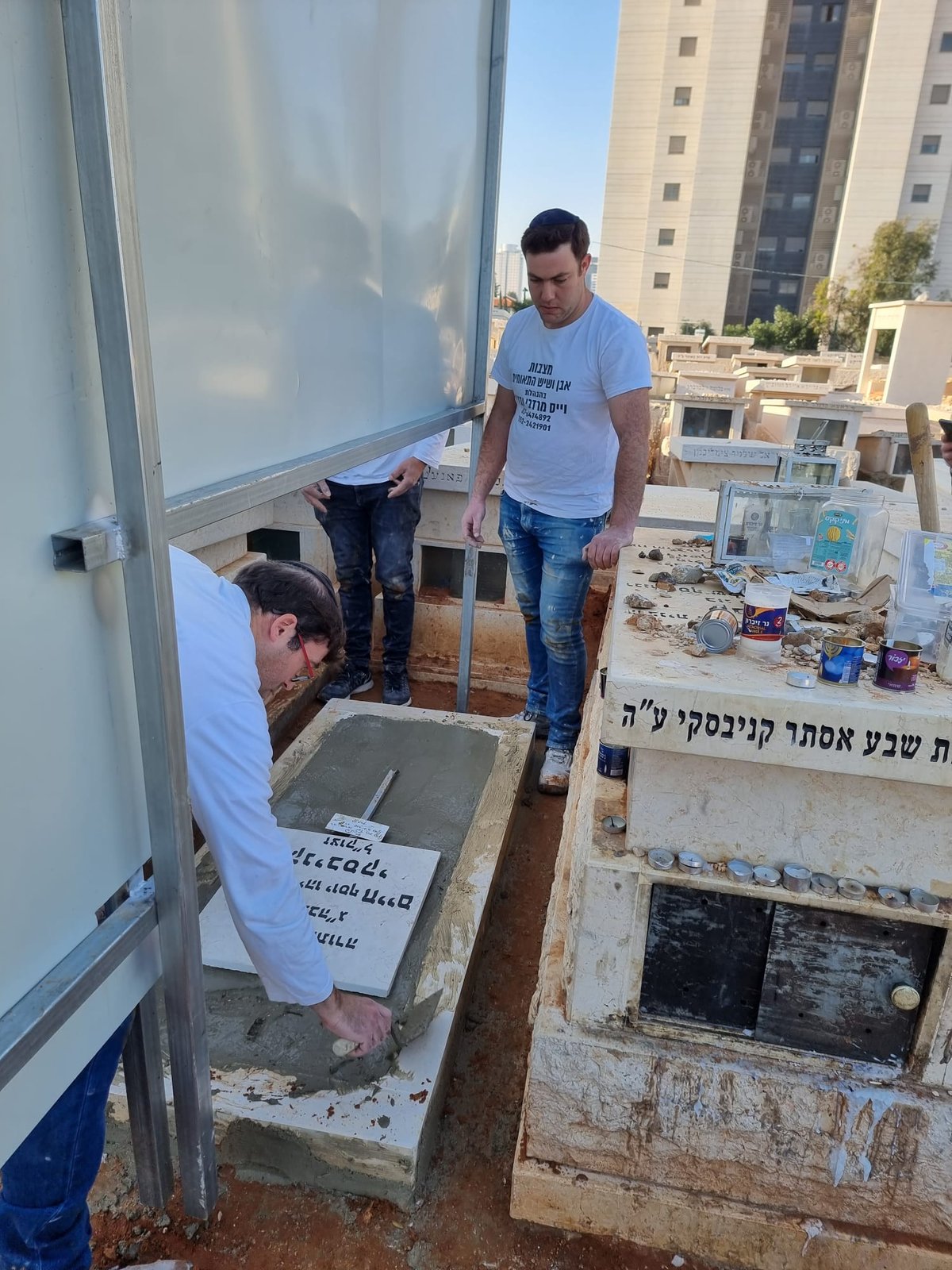 במלאות ה'שבעה': בטון על קברו של מרן רבי חיים קנייבסקי זצ"ל