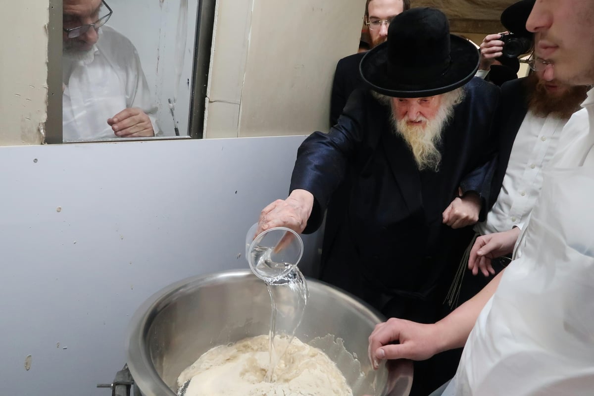 תיעוד: ראב"ד 'העדה' אפה מצות בנתניה