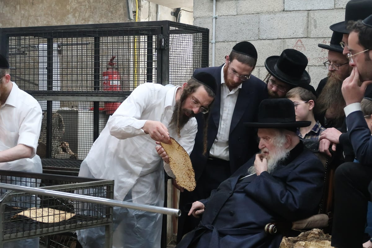 תיעוד: ראב"ד 'העדה' אפה מצות בנתניה