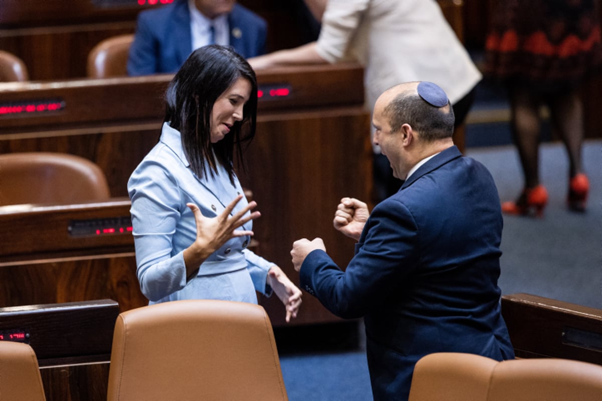 שירלי פינטו עם בנט במליאת הכנסת