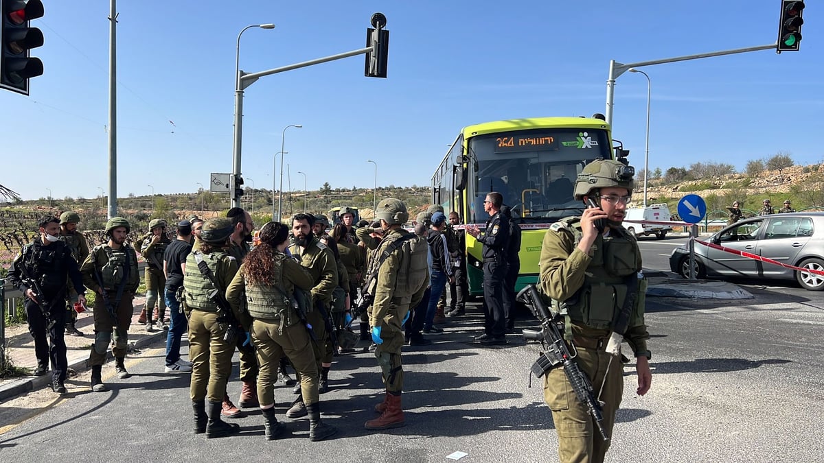 פיגוע באוטובוס: מחבל דקר יהודי עם  מברג ונוטרל ע"י נוסע