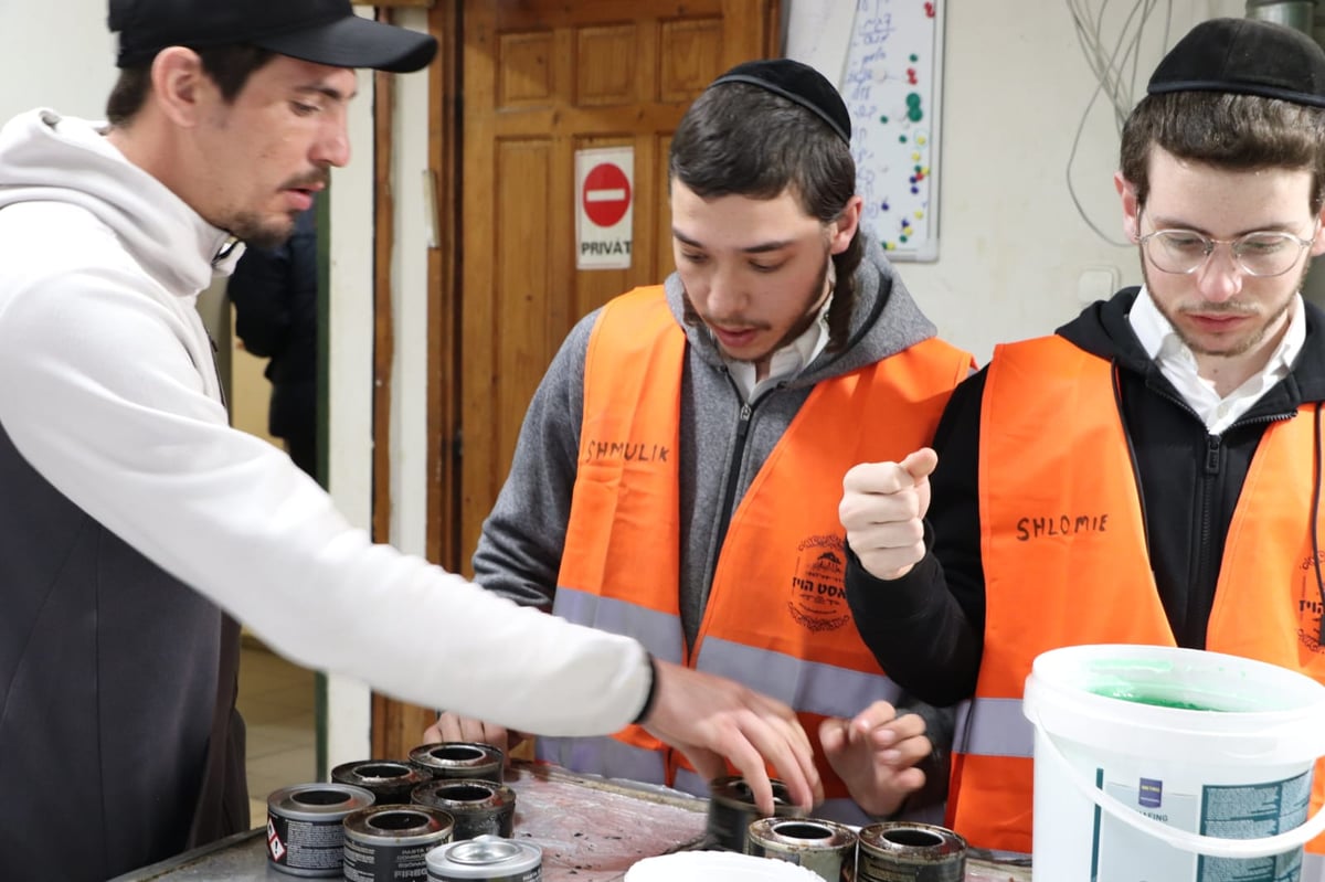 בחורי 'אגלי טל' שסייעו לפליטי אוקראינה בתפילה בקברי צדיקים