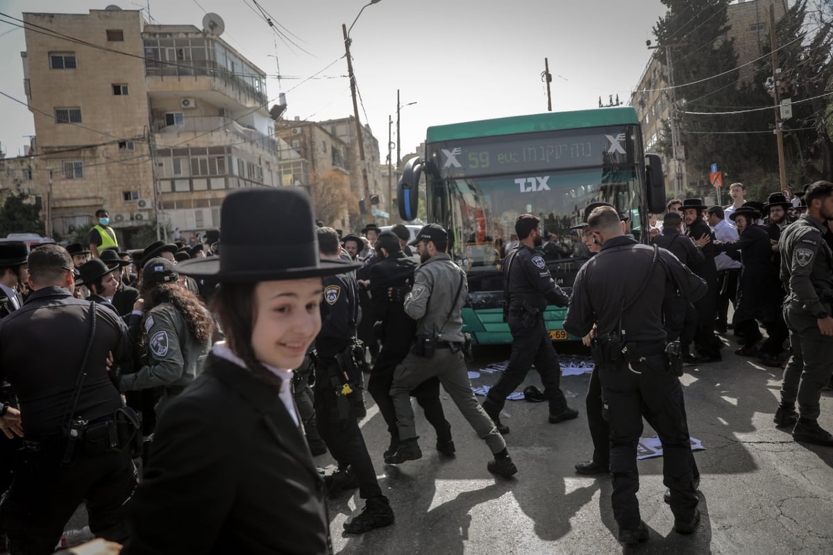 כמאה מפגינים מהעדה החרדית בצומת בר אילן