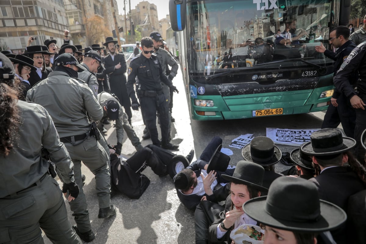 כמאה מפגינים מהעדה החרדית בצומת בר אילן