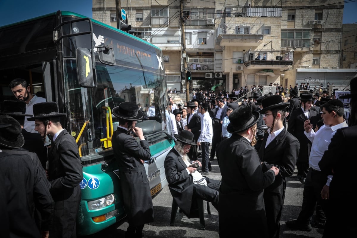 כמאה מפגינים מהעדה החרדית בצומת בר אילן