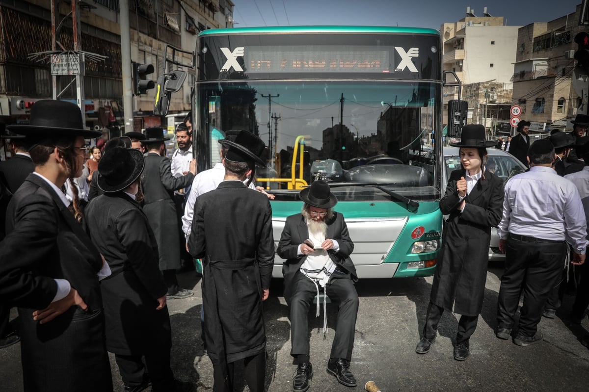 כמאה מפגינים מהעדה החרדית בצומת בר אילן