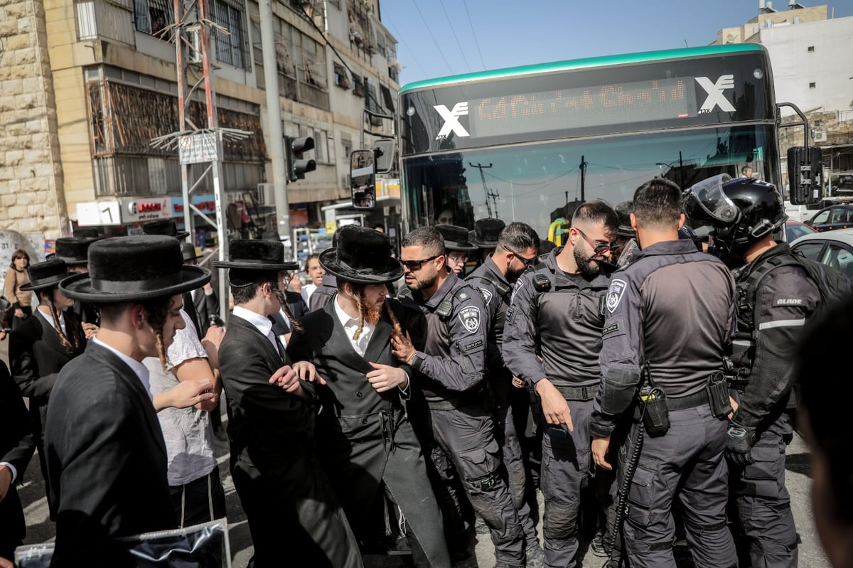 כמאה מפגינים מהעדה החרדית בצומת בר אילן