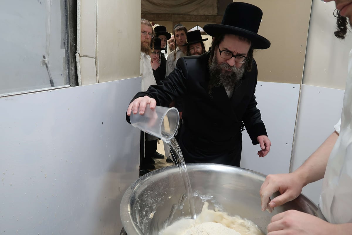 האדמו"ר מסקולען י-ם אפה מצות בנתניה