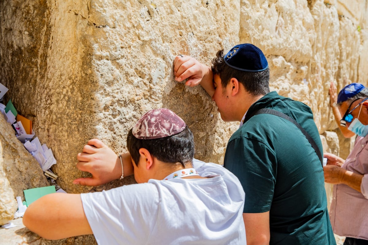 מרגש: יתומים מאוקראינה חגגו בר מצווה בירושלים עם עוד 120 בני מצווה