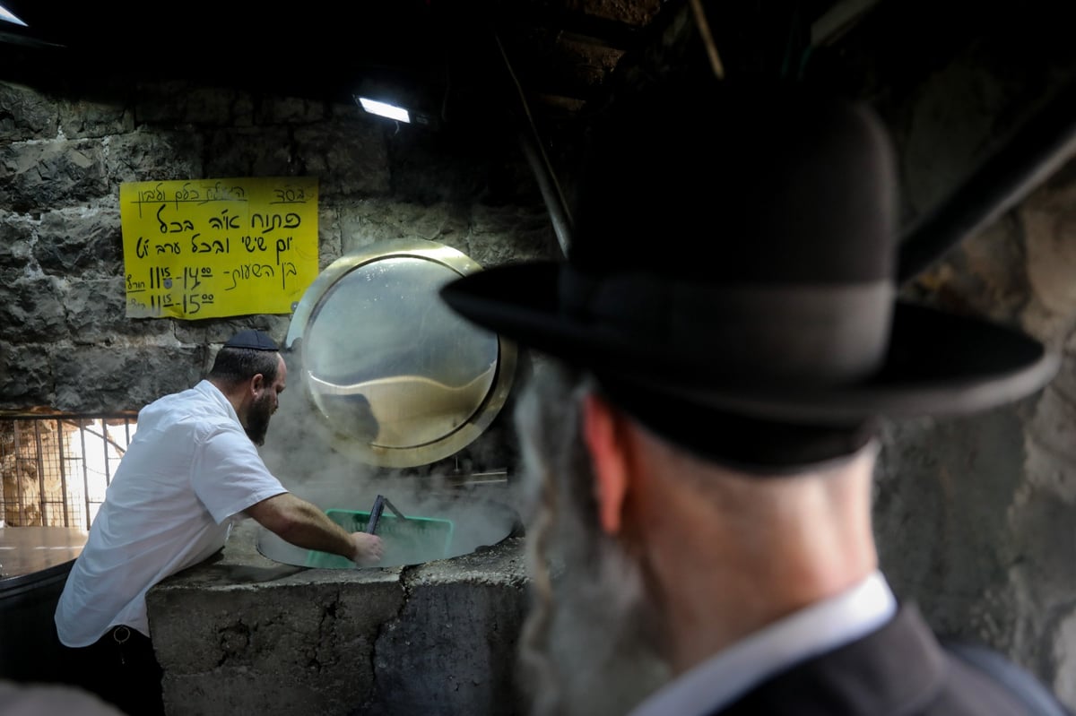 רותח: הגעלת כלים של ערב חג פסח ב'גאולה'