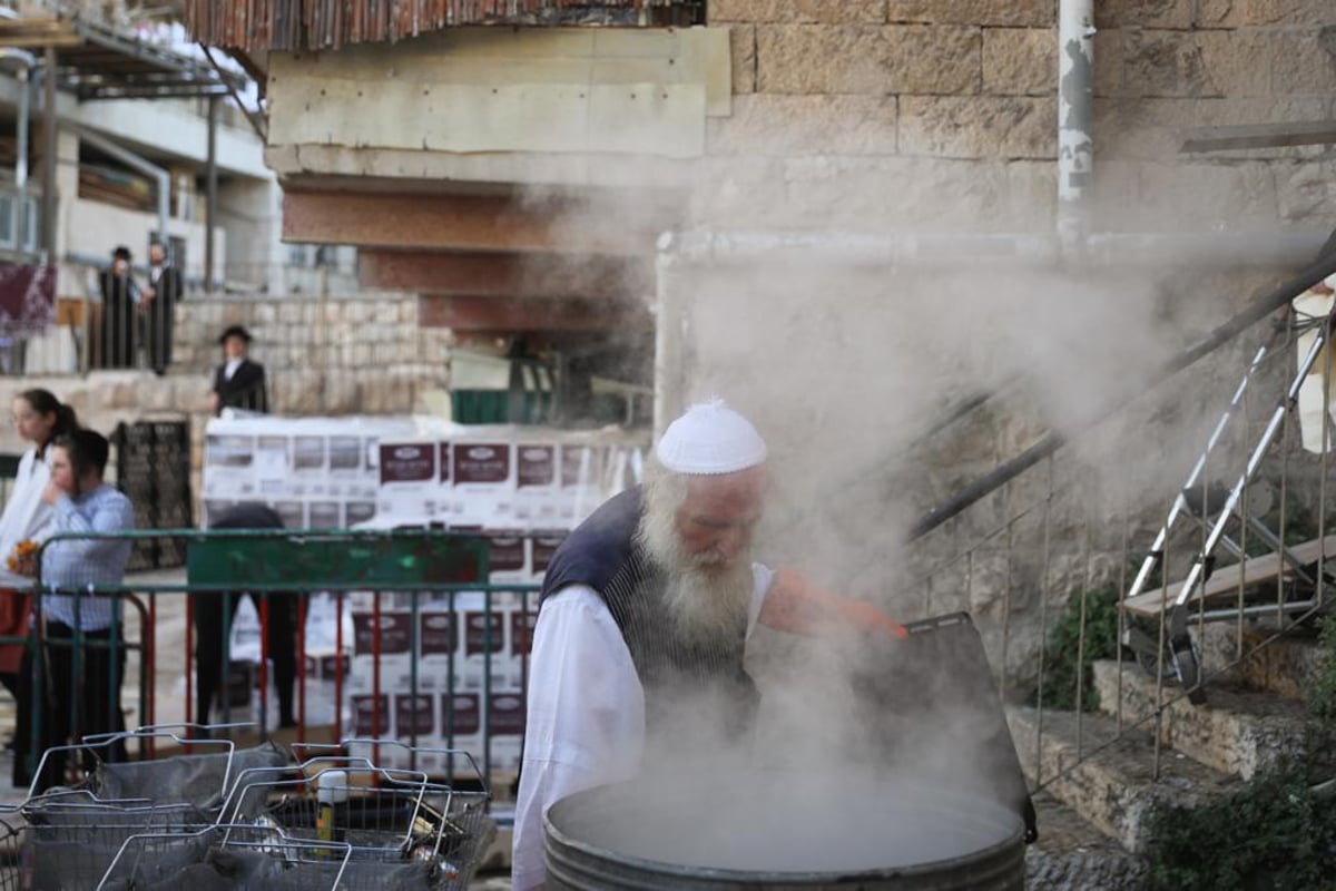 כך התכוננו במאה שערים לקראת החג • צפו