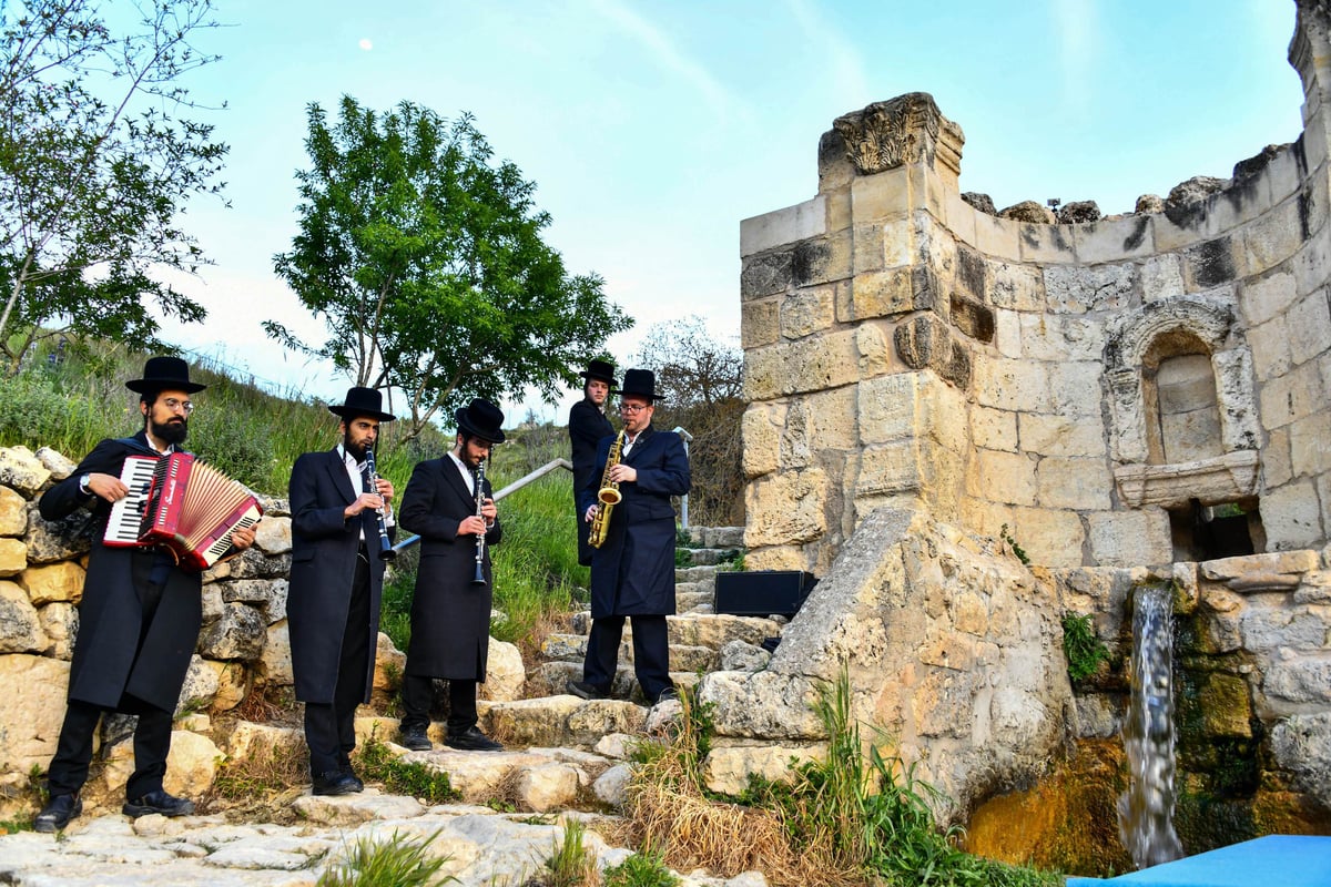 עם הבחורים: האדמו"ר מפינסק קרלין בשאיבת מים שלנו