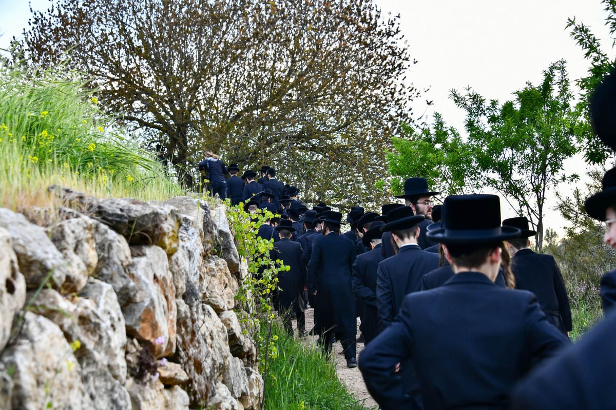 עם הבחורים: האדמו"ר מפינסק קרלין בשאיבת מים שלנו